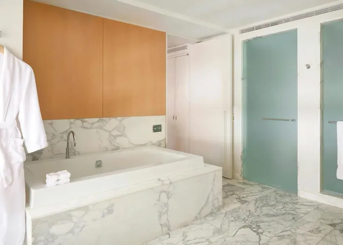 55 Downtown Hotel 4*