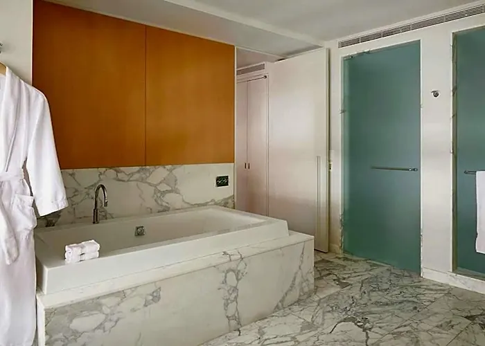 55 Downtown 4*